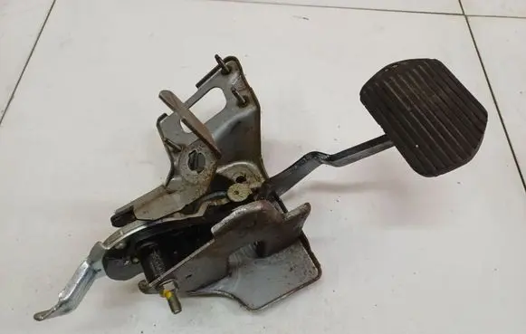 Citroen C4 I Picasso Clutch pedal 9682017180B02