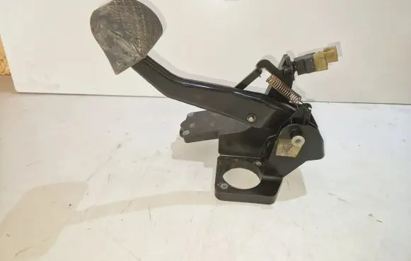 Mercedes-Benz B W245 Brake pedal A1692901001