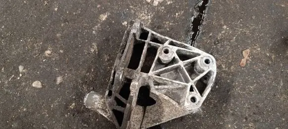 BMW X5 E53 A/C compressor mount bracket 7794174