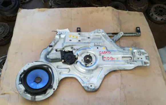KIA Cerato Front door window regulator with motor 824802F020