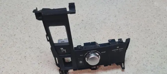 Lexus CT 200H Center console