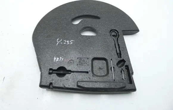 Skoda Yeti (5L) Spare wheel section trim 5L6863957C 5L6863957B