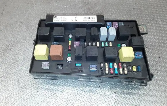 Opel Zafira B Fuse module 13220435