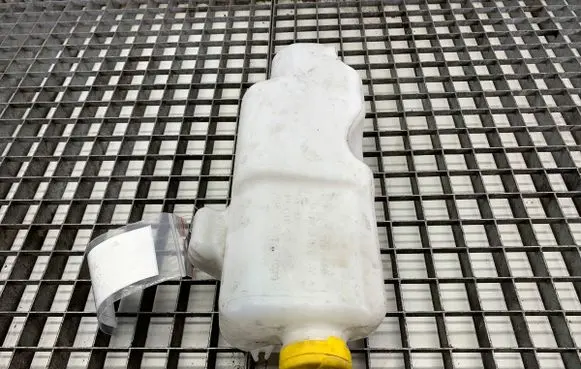 Renault Twingo III Windshield washer fluid reservoir/tank 289105267R