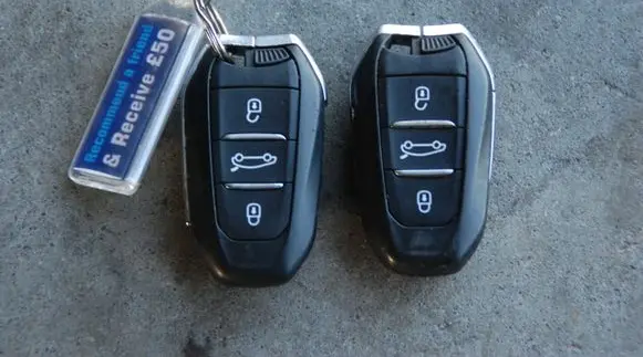 Citroen C4 II Picasso Ignition key/card 066032