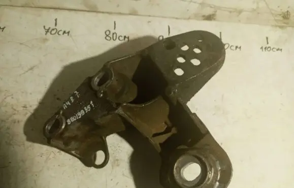 Audi A4 S4 B7 8E 8H Engine mounting bracket 8E0199351