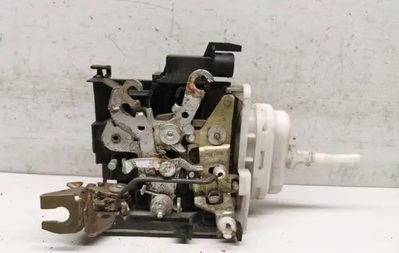 Audi A4 S4 B5 8D Front door lock 4D0143A