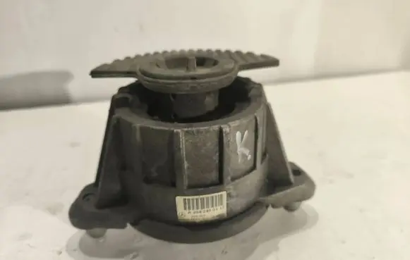 Mercedes-Benz E W212 Engine mount bracket A2042400117