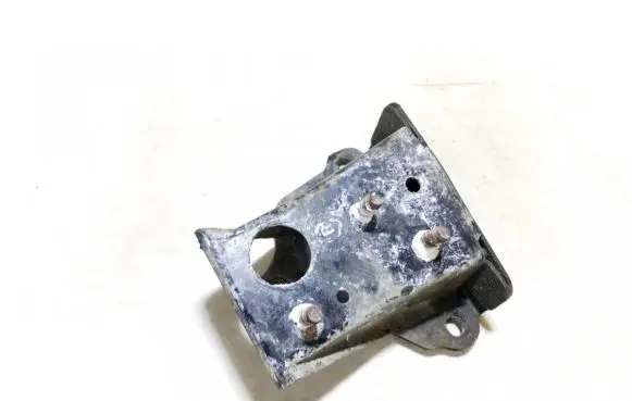 Subaru Outback Engine mounting bracket
