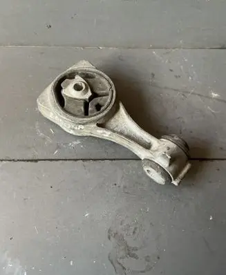 Renault Laguna III Engine mount bracket
