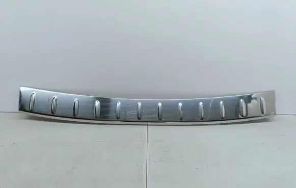 Rear bumper trim bar molding