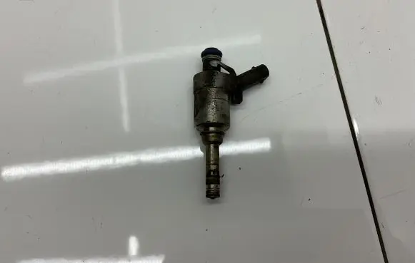 Audi A3 S3 8P Fuel injector 06H906036F
