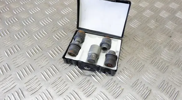 Lexus CT 200H Anti-theft wheel nuts and lock PZ4AKEV90600 PZ4AKEV906