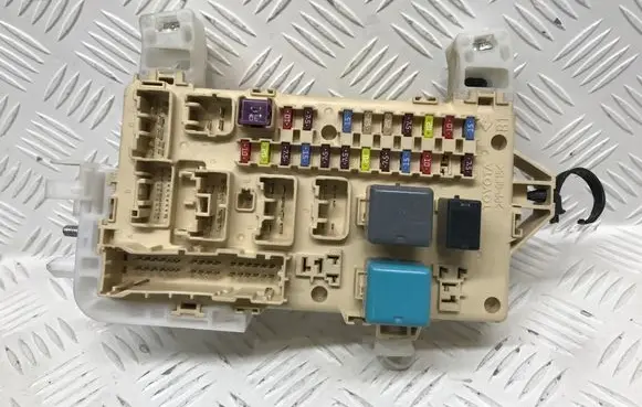 Toyota Corolla Verso E121 Fuse box set 892210F010