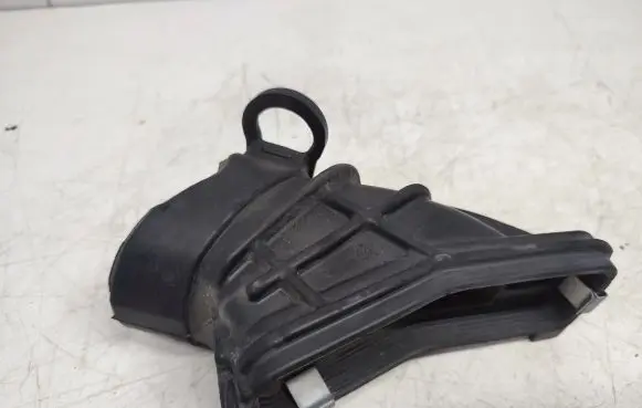Ford Focus Air intake duct part AV6112A532 1050706S01