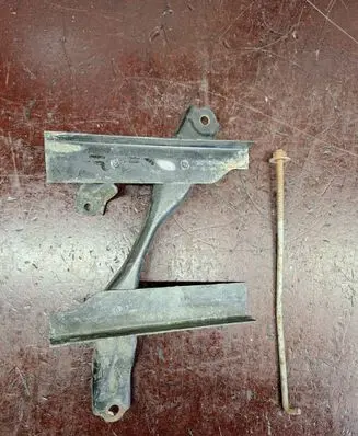 Toyota Avensis T270 Battery bracket 
