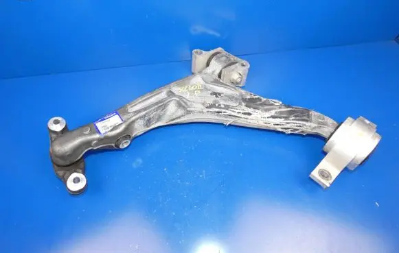 Volvo XC60 Front lower control arm/wishbone 32381882