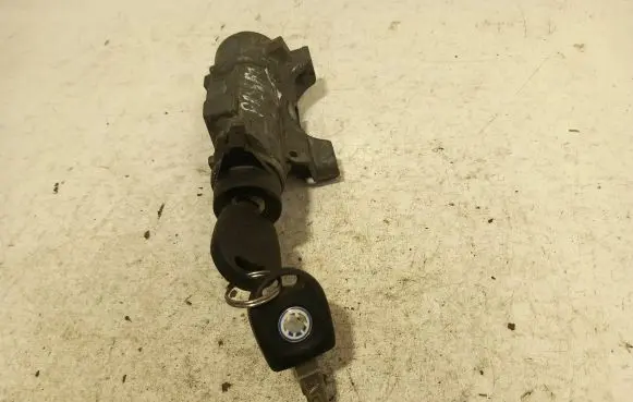 Volkswagen PASSAT B5 Ignition lock 4B0905851
