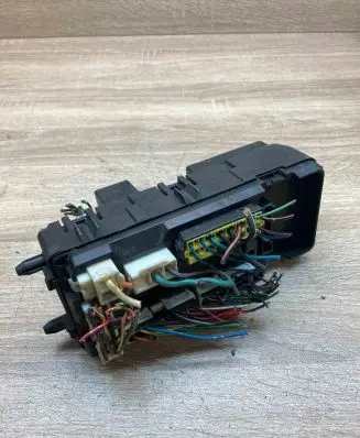 Volkswagen Jetta V Fuse module 0H240325 4860