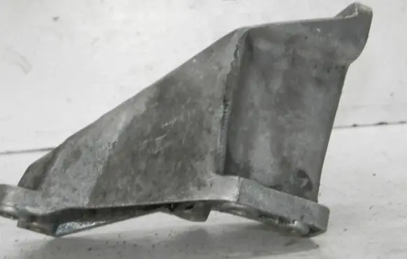 Volkswagen PASSAT B5 Engine mounting bracket