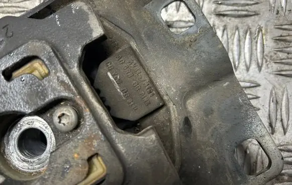 Ford Focus Engine mount vacuum valve 