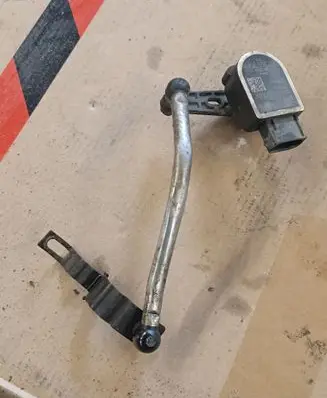 Headlight/headlamp level sensor