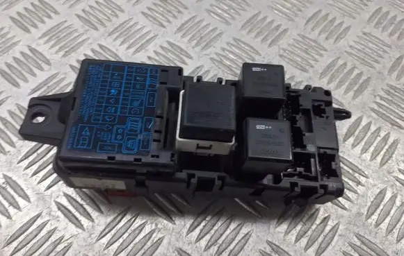 Mitsubishi Carisma Fuse box cover MR318828