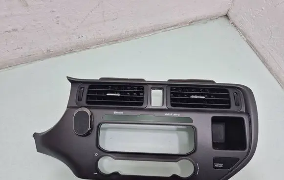 KIA Rio Radio/GPS head unit trim 847411W110