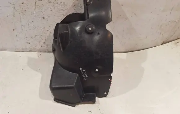 Front wheel arch liner splash guards