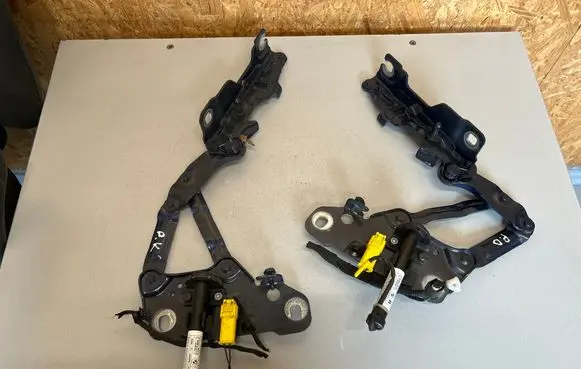 Engine bonnet/hood hinges