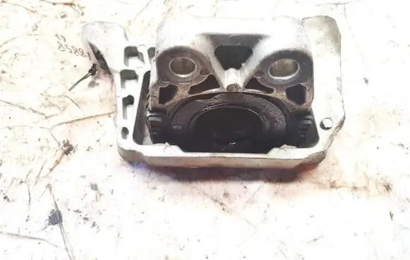 Volvo S40 Engine mount bracket