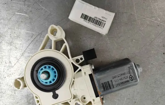 Mercedes-Benz CLA C118 X118 Front door window regulator motor A0009061507