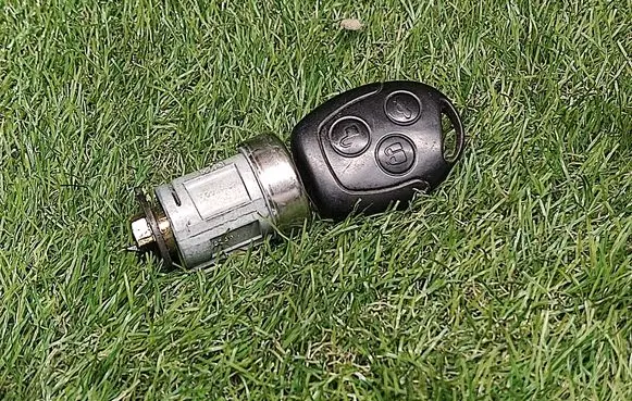 Ford Mondeo Mk III Ignition lock UC592300A