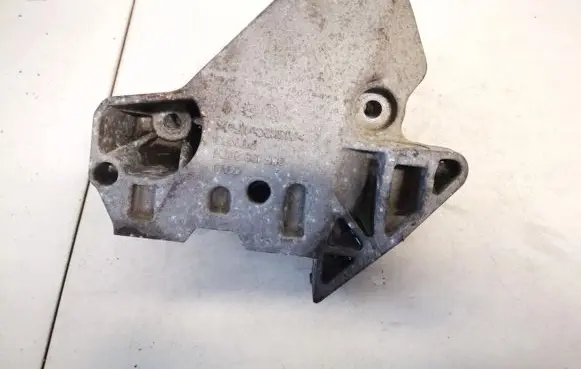 Volkswagen PASSAT B6 Engine mount bracket 06f199207