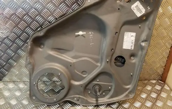 Rear door manual window regulator