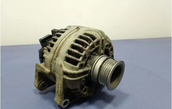 Opel Vectra C Generator/alternator 55556067