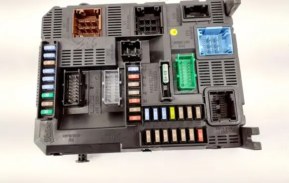 Peugeot 208 Fuse module 9678355980
