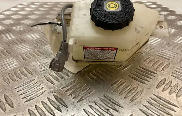 Lexus NX Brake fluid reservoir 