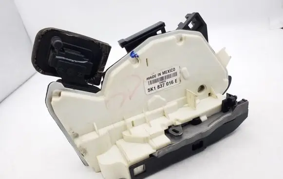 Volkswagen Jetta VI Front door lock 5K1837016E
