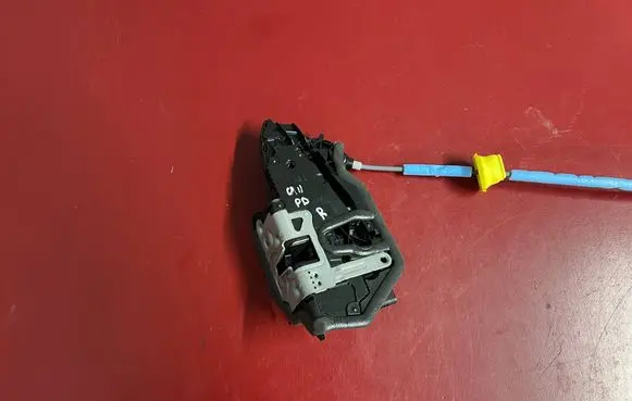 BMW X1 U11 Front door lock 5A160B8