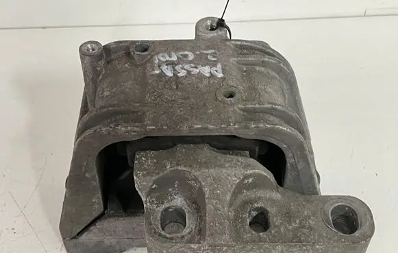 Volkswagen PASSAT B6 Engine mount bracket