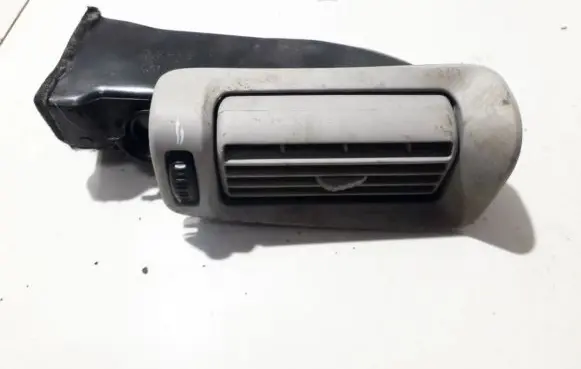 Volvo XC90 Dash center air vent grill 8663486RH