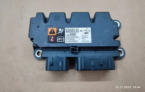 Opel Zafira C Airbag control unit/module 13589689