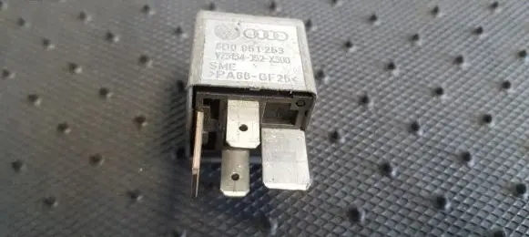 Volkswagen PASSAT B5 Other relay 8D0951253 V23134-J52-X300