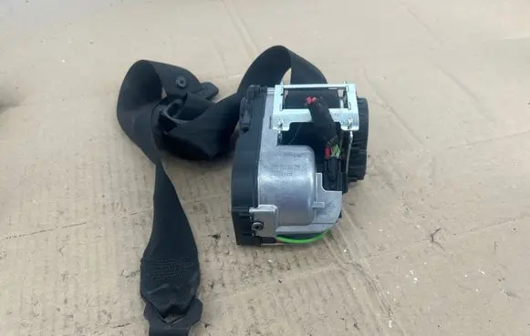 Mercedes-Benz ML W164 Front seatbelt 33042836