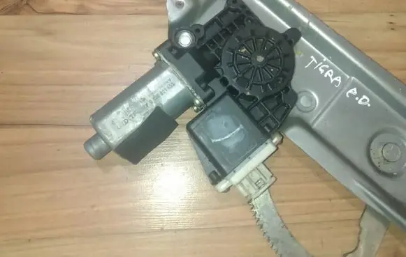 Opel Tigra A Front door window regulator motor 0130821655 190470100