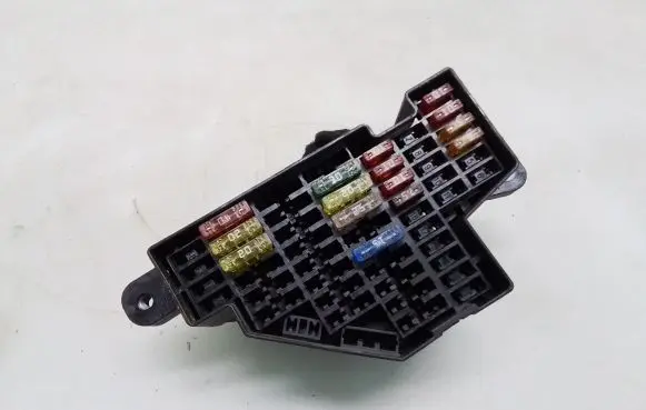 Volkswagen Golf V Fuse module 7040705496