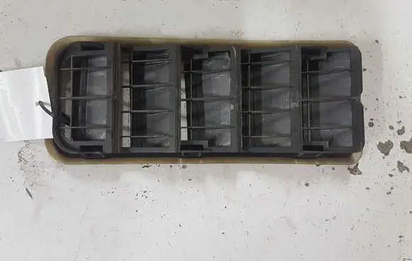 Volvo V40 Quarter panel pressure vent 8623444