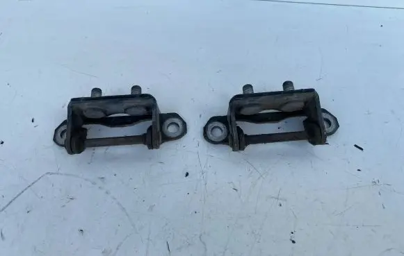 Tailgate/trunk/boot hinge
