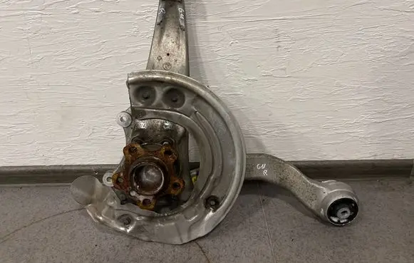 BMW 7 G11 G12 Front wheel hub spindle knuckle 6884378 6861152